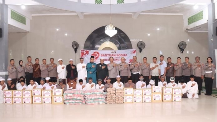 Polres Bontang dan Bhayangkari Salurkan Bansos di Ponpes Subulana, Sambut Hari Bhayangkara ke-79