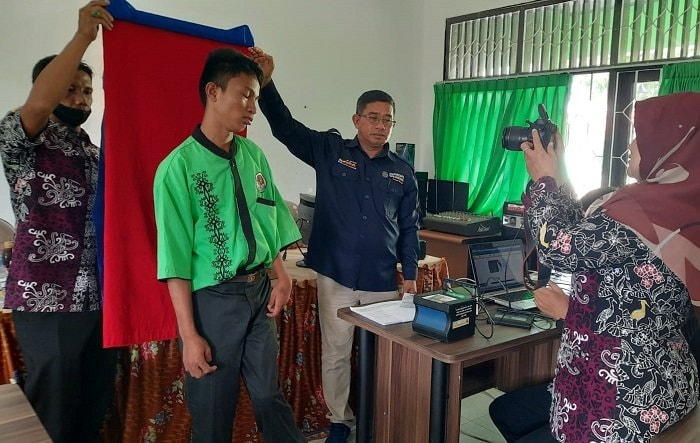 Kawal Hak Pemilih Pemula, Disdukcapil Jemput Bola Perekaman KTP-EL di SLB Bontang