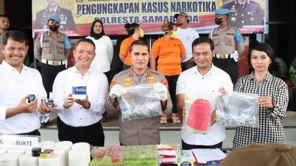 Dua Wanita di Samarinda Tertangkap Basah Jual Ekstasi ke Polisi yang Menyamar