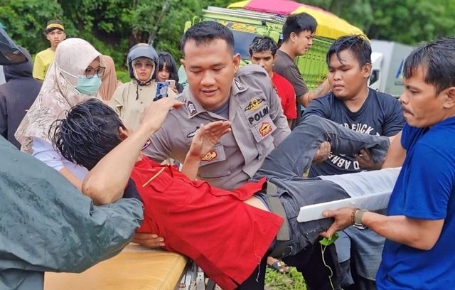 Respons Cepat Bripka Trio Susanto Bantu Korban Kecelakaan Lalu Lintas di Prangat Selatan