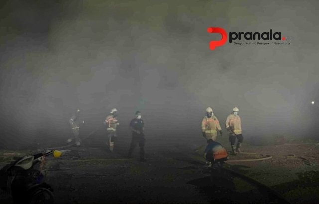 Kebakaran Sampah di Kilo 3 Bontang Nyaris Merembet ke Permukiman, Petugas Berjibaku 1,5 Jam