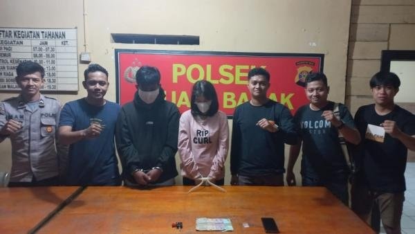 Tepergok Buang Narkoba di Jalan, Sejoli Pengedar Sabu Ditangkap Polisi