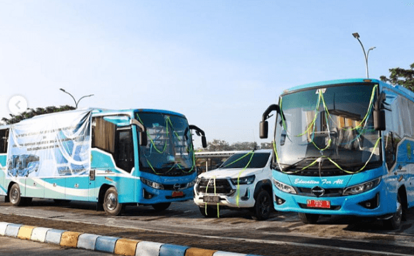 Pemprov Kaltim Serahkan 2 Unit Bus untuk SMA Negeri 10 Samarinda
