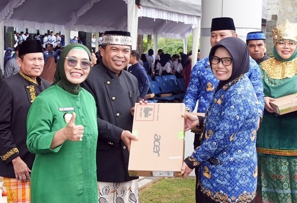 Kado Hardiknas 2025; 256 Laptop untuk Guru Negeri di Bontang, Tahun Depan Giliran Swasta