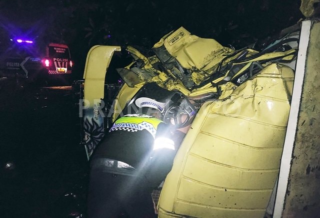 Dua Dump Truck Tabrakan Jalan Poros Bontang-Samarinda, Hujan Deras dan Jalan Menanjak jadi Pemicu