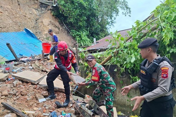 Tanah Longsor di Balikpapan Kaltim Hantam Rumah Warga