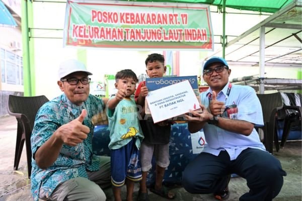 Tunjukkan Kepedulian, Badak LNG Salurkan Bantuan Sosial kepada Korban Kebakaran di Rawah Indah