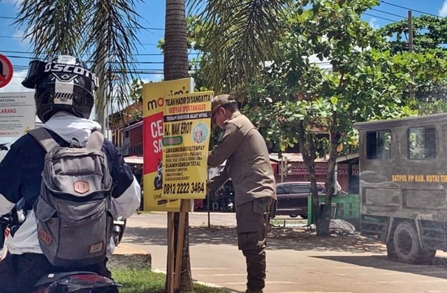 Satpol PP Kutim Bersih-Bersih Banner Liar dan Vulgar "Mak Erot" di Jalan Protokol Sangatta