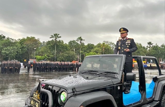 Diguyur Hujan, Upacara Hari Bhayangkara ke-80 Polda Kaltim di Balikpapan Berlangsung Khidmat