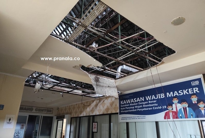 Plafon Lantai Dua Gedung Auditorium Tiga Dimensi Jebol dan Bocor