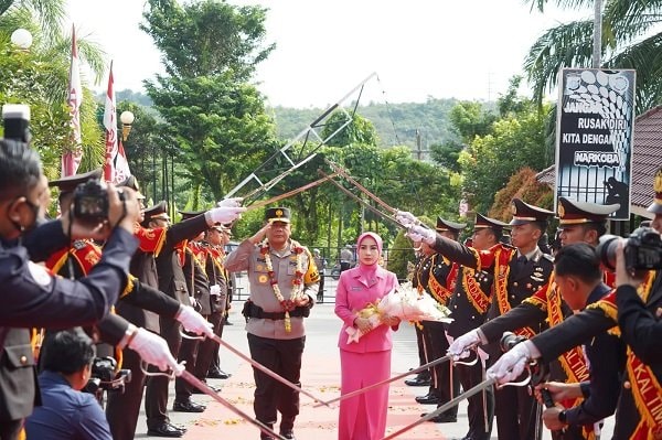 Tari Tradisional hingga Pedang Pora Warnai Penyambutan Kapolda Kaltim Baru