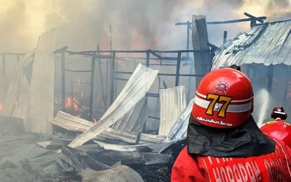 Rumah di Kawasan Padat Penduduk Samarinda Ludes Dilahap Api