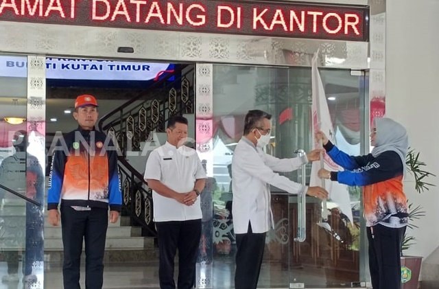 Guru-Guru Kutim Berangkat ke Porseni Kaltim, Ini Pesan Bupati