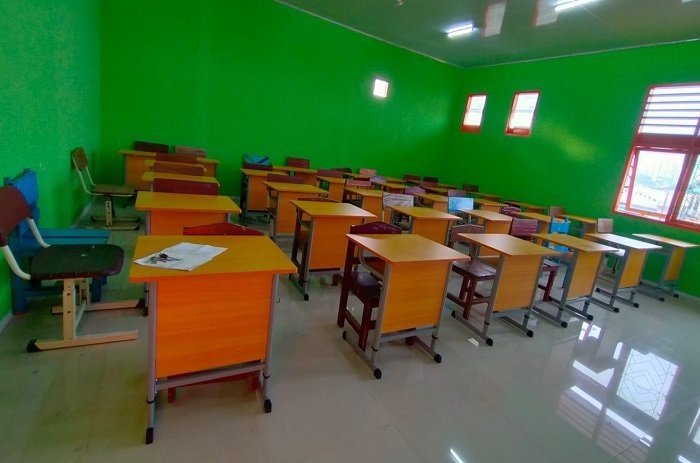 SDN 005 Bontang Utara Dapat Tambahan Sarana Meja Siswa