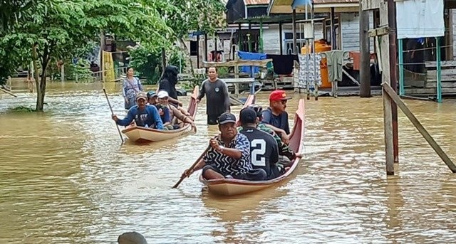 Banjir di Loa Kulu Rendam Lima Desa, Bupati Kukar Salurkan Sembako dan Obat-obatan
