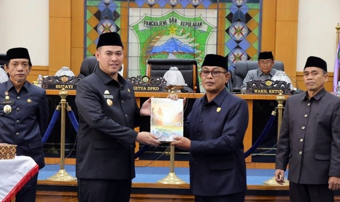 DPRD Pangkep Gelar Paripurna, Dua Raperda Strategis Resmi Diserahkan