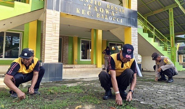 Bersih-Bersih Masjid, Cara Polsek Balocci Pangkep Sambut Hari Bhayangkara ke-79