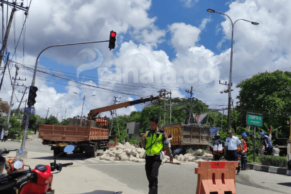 Truk Semen Tabrak Traffic Light Simpang RSUD Bontang, Mobil Ketua PA Bontang Ikut Penyok