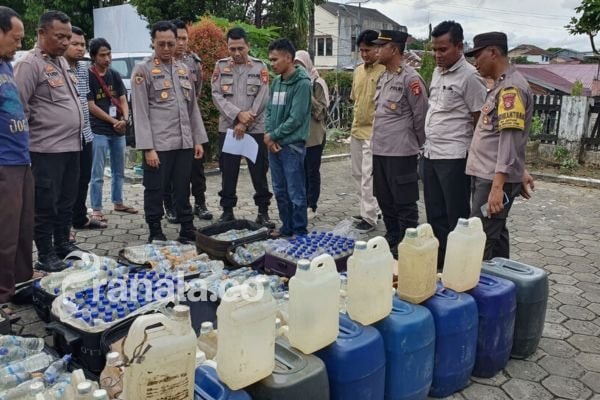 Penyelundupan Ratusan Miras Ciu Digagalkan Polisi di Pelabuhan Lok Tuan