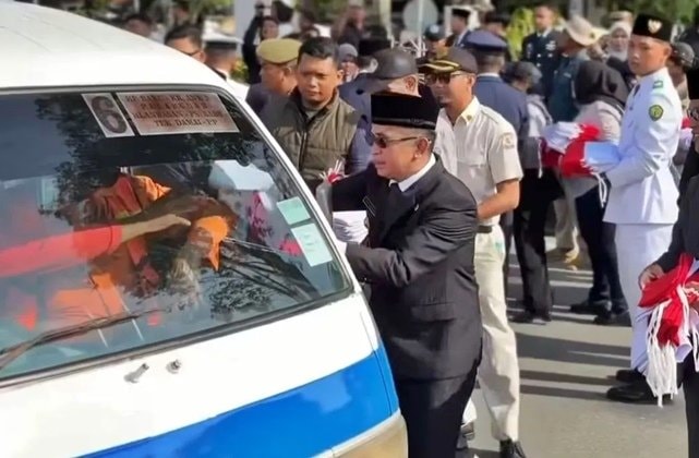 Momen Wali Kota Balikpapan Bagikan 1.500 Bendera di Jalan Sudirman