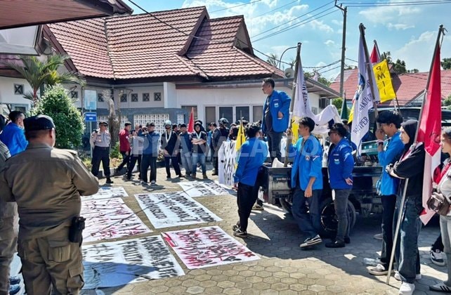 Demo Pendidikan di Kutim Memanas, Mahasiswa Bakar Ban Desak Reformasi Disdikbud