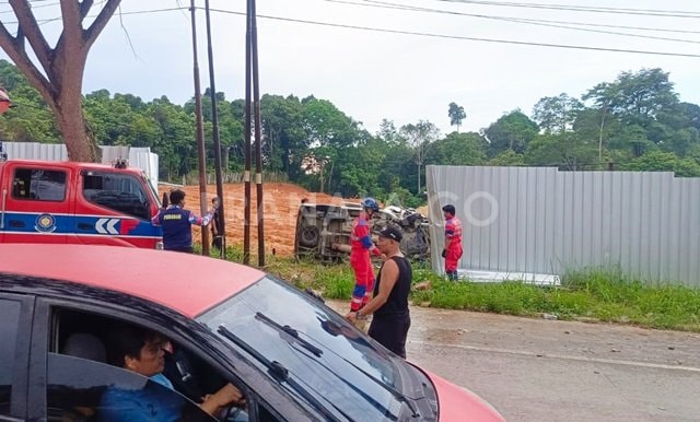 Kecelakaan di Tenggarong Seberang Kaltim, Mobil Terguling usai Tabrak Pagar Proyek