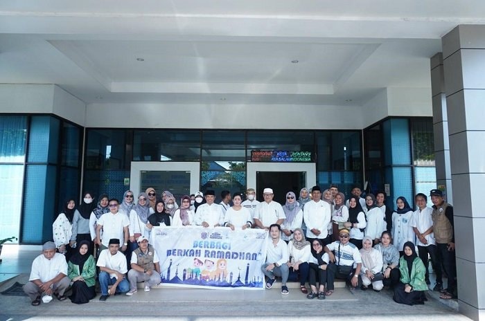 Berbagi Kebahagiaan, Dispopar Bontang Bagi 500 Kotak Takjil di Jalan Raya