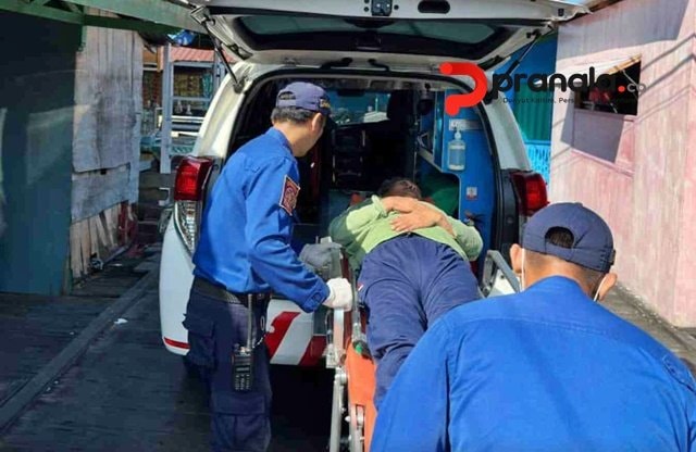 Bukan Hanya Padamkan Api, Damkar Bontang Evakuasi Lansia Stroke ke Rumah Sakit