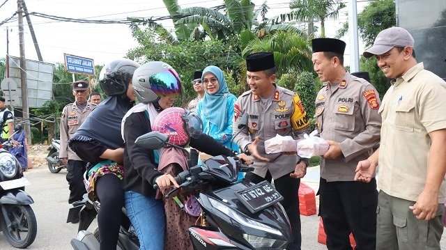 Polsek Bontang Barat Gelar Aksi Berbagi Takjil, Pererat Kebersamaan di Bulan Ramadan