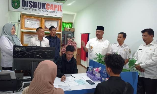 Bupati Kukar Sidak Hari Pertama Kerja, Apresiasi Petugas Pelayanan Publik