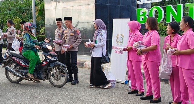 Polsek Bontang Barat dan Bhayangkari Berbagi Takjil di Bulan Ramadan