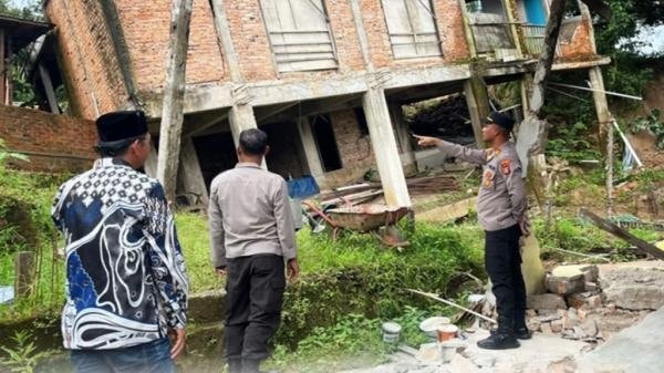 Tanah Longsor di Loa Janan, Tujuh Rumah Rusak Berat dan Warga Terpaksa Mengungsi