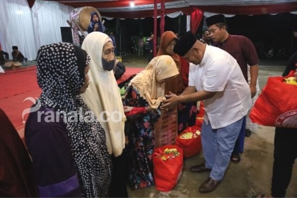 Sambangi Warga Maluhu, Bupati Kukar Bagi Sembako untuk Anak Yatim dan Kaum Duafa