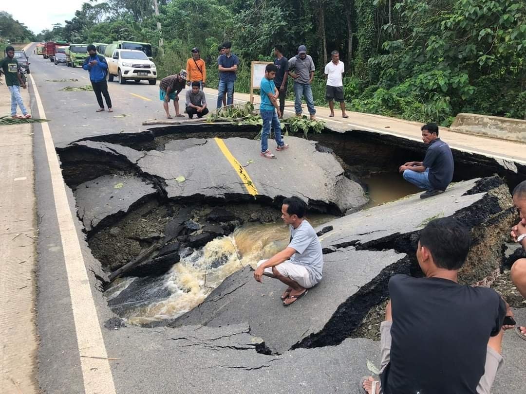 Jalan Penghubung Kutim-Berau Amblas, Macet sampai 3 Kilometer