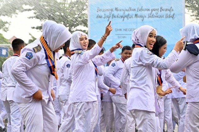 Wisuda Sederhana tanpa Pungutan, Ratusan Siswa SMKN 2 Bontang 'Bermain Air'