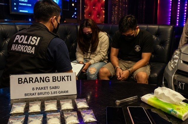 Digerebek di Ruang Karaoke, Pasutri di Bontang Simpan 8 Paket Sabu