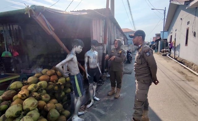 Manusia Silver di Bontang Diamankan Satpol PP, Dapat Pembinaan dan Tempat Singgah
