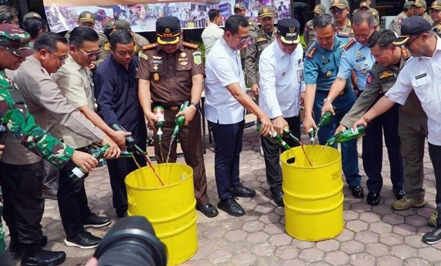 Satpol PP Balikpapan Musnahkan 1.516 Botol Miras dan 52 Pom Mini Ilegal sepanjang 2025