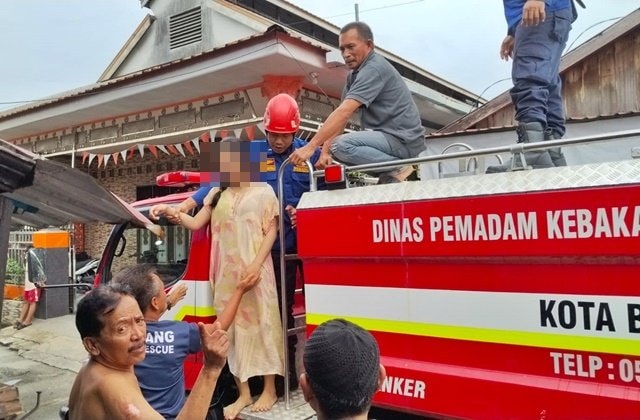 Sempat Bakar Rok Sendiri, ODGJ di Bontang Mengamuk lalu Naik ke Atap Rumah Bawa Korek Api