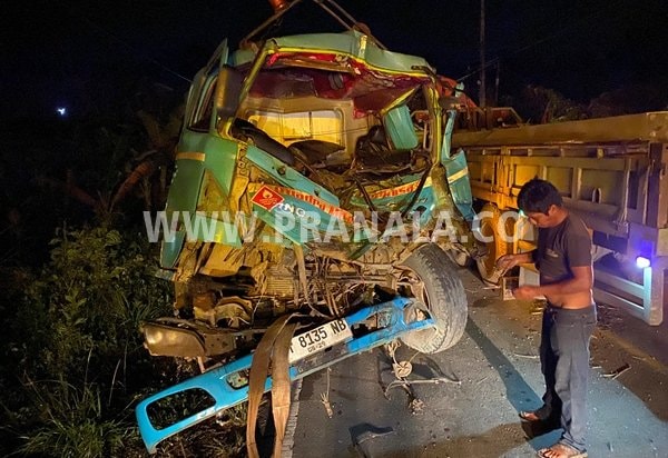 Truk Tangki Tabrak Fuso yang Mogok di Jalan Tanjakan Poros Bontang-Samarinda