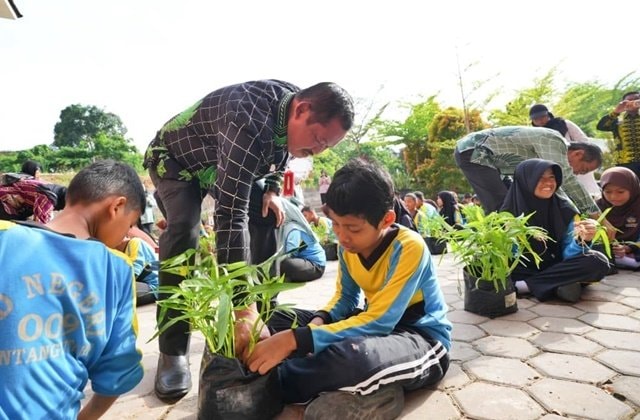 Smartani Goes To School: Cara Keren Anak-Anak SDN 009 Bontang Utara Belajar jadi Petani Cilik