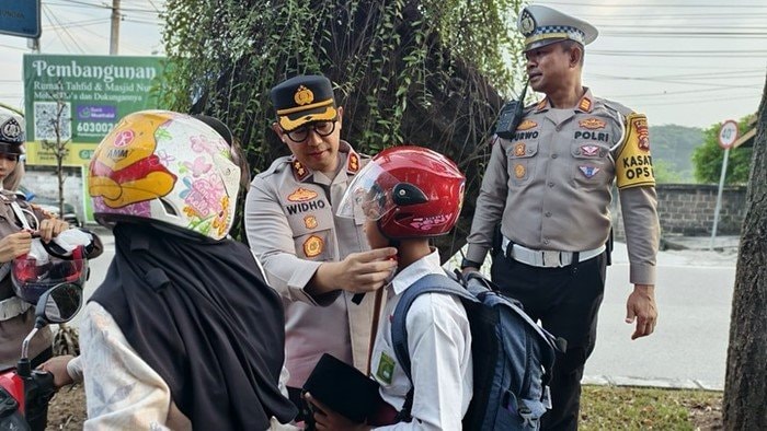 Aksi Simpatik Polres Bontang: Bonceng Anak Pakai Helm, Dapat Cokelat Gratis