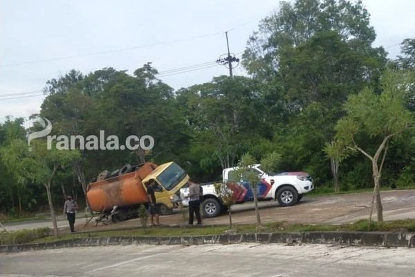 UPDATE NEWS: Tak Kuat Nanjak, Truk Minyak Terperosok di Jalan Berlubang