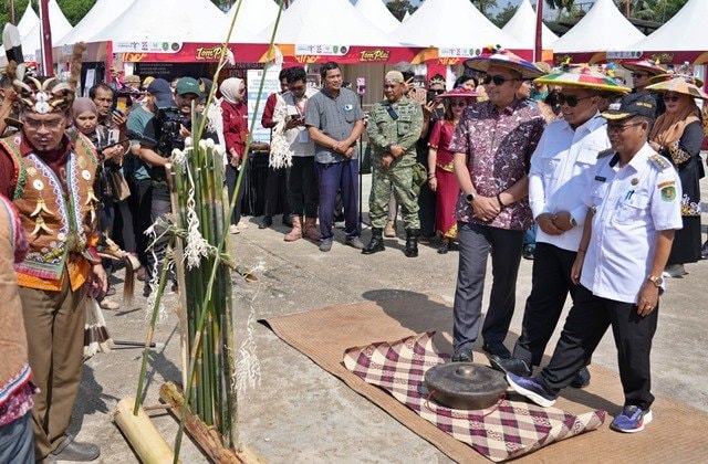 Ritual Nelkeak Sambut Tamu Puncak Lom Plai Dayak Wehea di Kutim