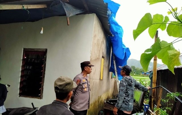 Angin Kencang Terjang Minasatene, Atap Rumah Warga Pangkep Rusak