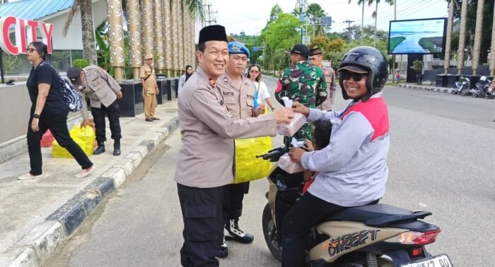 Polsek Bontang Barat dan Kelurahan Gunung Telihan Bagi-Bagi Takjil, Warga Antusias Sambut Ramadan