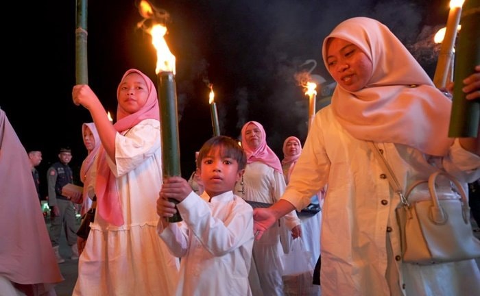 Ribuan Warga Bontang Semarakkan Pawai Obor Sambut Ramadan, Meski Rute Berubah karena Banjir