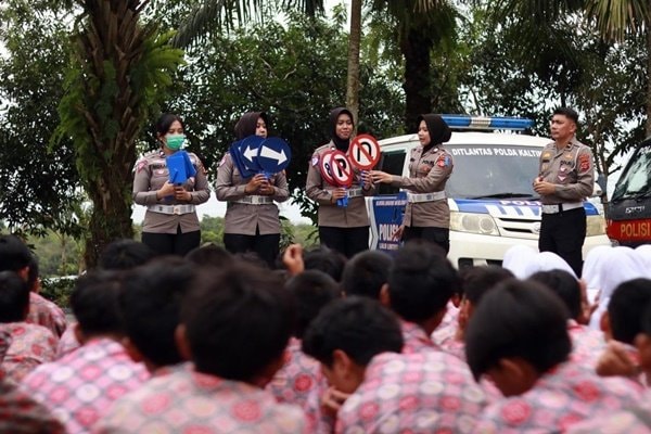 Murid SDIT Asy Syaamil Bontang Antusias Kunjungi Mapolda Kaltim, Kenali Tugas Polisi dan Kendaraan Taktis