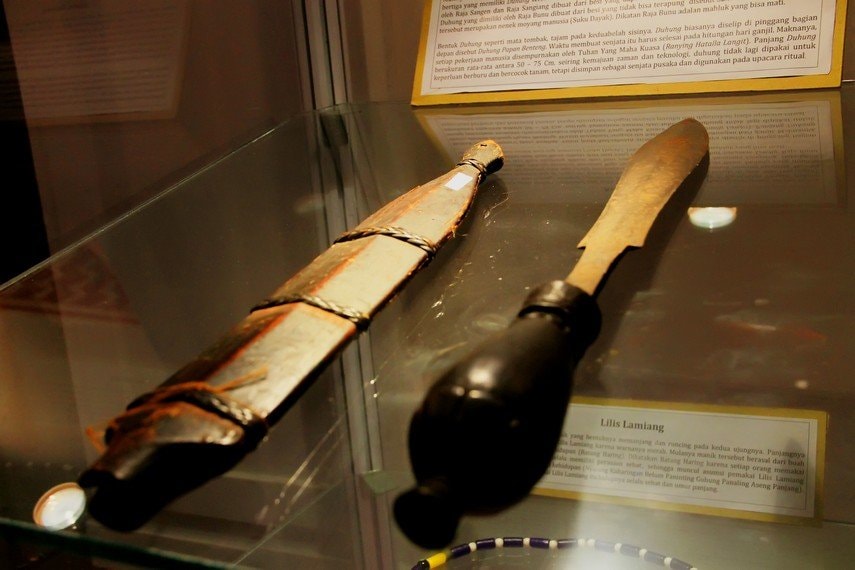 Senjata Tradisional Suku Dayak Buatan Makhluk Kayangan
