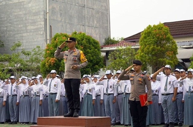 Upacara di SMA Negeri 1 Bontang, Kapolres Ajak Bijak Bermedia Sosial dan Disiplin Berlalu Lintas